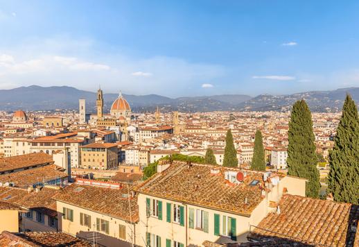 Extraordinaria casa adosada del siglo XV de 642 m² distribuidos en cuatro plantas, con jardín privado y terrazas panorámicas. Image 1