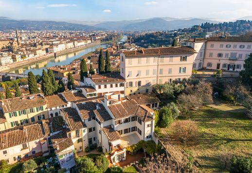 Extraordinaria casa adosada del siglo XV de 642 m² distribuidos en cuatro plantas, con jardín privado y terrazas panorámicas. Image 5