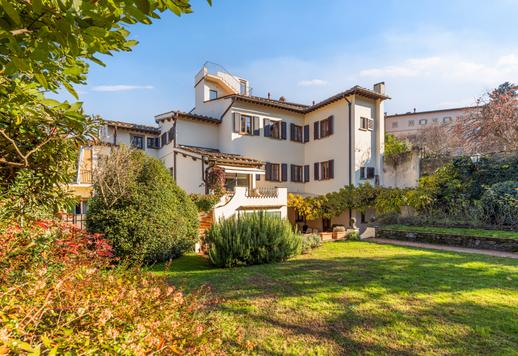 Extraordinaria casa adosada del siglo XV de 642 m² distribuidos en cuatro plantas, con jardín privado y terrazas panorámicas. Image 6