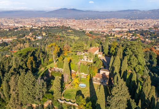 Istorinė rezidencija ant kalvos su šimtmečių senumo parku, alyvmedžių giraite ir senoviniais pastatais, iš kurios atsiveria vaizdas į Florencijos paminklus ir kuri yra Arčetrio ramybės apsuptyje. Image 2