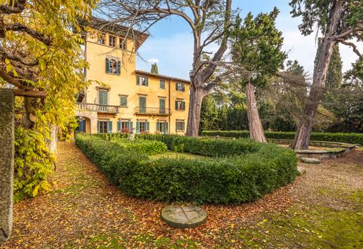 Istorinė rezidencija ant kalvos su šimtmečių senumo parku, alyvmedžių giraite ir senoviniais pastatais, iš kurios atsiveria vaizdas į Florencijos paminklus ir kuri yra Arčetrio ramybės apsuptyje. Image 8