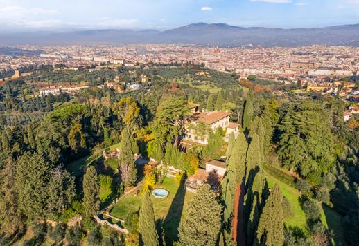 Istorinė rezidencija ant kalvos su šimtmečių senumo parku, alyvmedžių giraite ir senoviniais pastatais, iš kurios atsiveria vaizdas į Florencijos paminklus ir kuri yra Arčetrio ramybės apsuptyje. Image 3