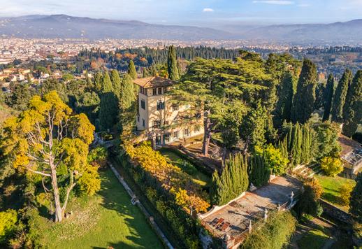 Istorinė rezidencija ant kalvos su šimtmečių senumo parku, alyvmedžių giraite ir senoviniais pastatais, iš kurios atsiveria vaizdas į Florencijos paminklus ir kuri yra Arčetrio ramybės apsuptyje. Image 4
