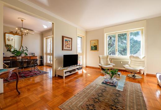 Prestisjefylt bolig mellom Portello og CityLife, med utsikt over De tre tårnene, med funksjonelle rom og moderne bekvemmeligheter. Image 1