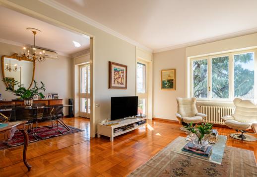 Prestisjefylt bolig mellom Portello og CityLife, med utsikt over De tre tårnene, med funksjonelle rom og moderne bekvemmeligheter. Image 2