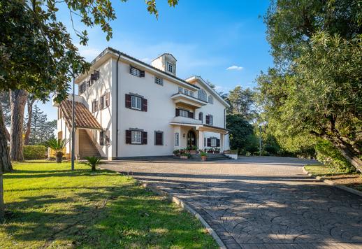 Elegáns magánház Észak-Róma legelegánsabb komplexumában Image 3