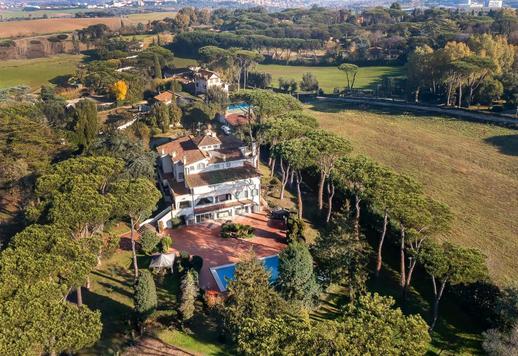 Elegáns magánház Észak-Róma legelegánsabb komplexumában Image 1