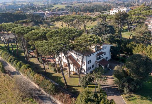 Elegáns magánház Észak-Róma legelegánsabb komplexumában Image 2