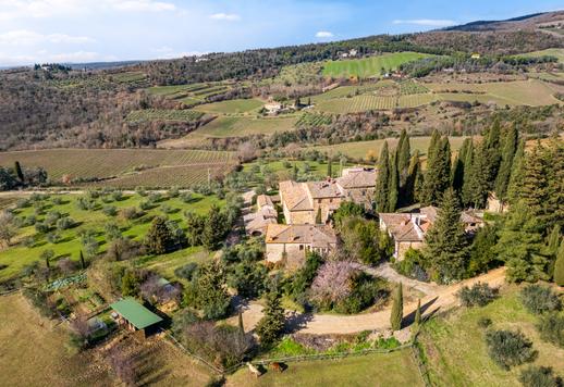 Adliges Anwesen aus dem 17. Jahrhundert mit ca. 2.000 m², bestehend aus Herrenhaus, Landhäusern, Privatkapelle, Weinkeller und Pool, eingebettet in fünf Hektar Land mit jahrhundertealtem Olivenhain zwischen Castellina in Chianti und Radda in Chianti. Image 2