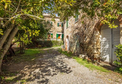 Adliges Anwesen aus dem 17. Jahrhundert mit ca. 2.000 m², bestehend aus Herrenhaus, Landhäusern, Privatkapelle, Weinkeller und Pool, eingebettet in fünf Hektar Land mit jahrhundertealtem Olivenhain zwischen Castellina in Chianti und Radda in Chianti. Image 9