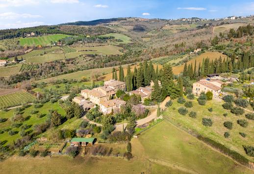 Adliges Anwesen aus dem 17. Jahrhundert mit ca. 2.000 m², bestehend aus Herrenhaus, Landhäusern, Privatkapelle, Weinkeller und Pool, eingebettet in fünf Hektar Land mit jahrhundertealtem Olivenhain zwischen Castellina in Chianti und Radda in Chianti. Image 3