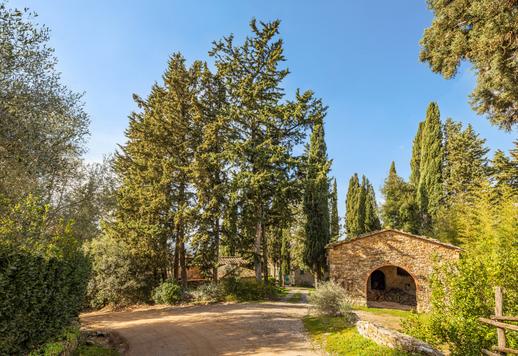 Adliges Anwesen aus dem 17. Jahrhundert mit ca. 2.000 m², bestehend aus Herrenhaus, Landhäusern, Privatkapelle, Weinkeller und Pool, eingebettet in fünf Hektar Land mit jahrhundertealtem Olivenhain zwischen Castellina in Chianti und Radda in Chianti. Image 5