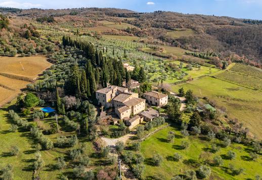 Adliges Anwesen aus dem 17. Jahrhundert mit ca. 2.000 m², bestehend aus Herrenhaus, Landhäusern, Privatkapelle, Weinkeller und Pool, eingebettet in fünf Hektar Land mit jahrhundertealtem Olivenhain zwischen Castellina in Chianti und Radda in Chianti. Image 1