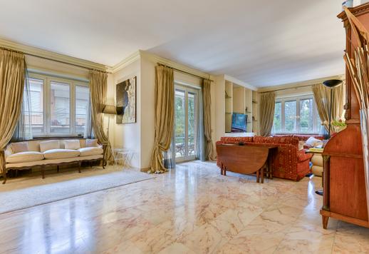 Dimora di straordinaria luminosità con affacci sul verde e due splendidi terrazzi con vicinanza strategica ai principali nuclei della capitale. Image 1