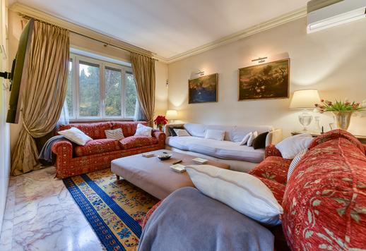 Dimora di straordinaria luminosità con affacci sul verde e due splendidi terrazzi con vicinanza strategica ai principali nuclei della capitale. Image 2