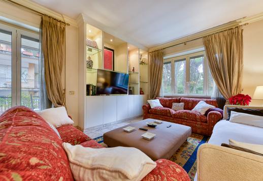 Dimora di straordinaria luminosità con affacci sul verde e due splendidi terrazzi con vicinanza strategica ai principali nuclei della capitale. Image 3