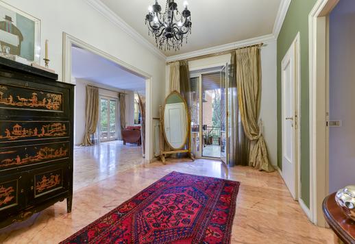 Dimora di straordinaria luminosità con affacci sul verde e due splendidi terrazzi con vicinanza strategica ai principali nuclei della capitale. Image 4