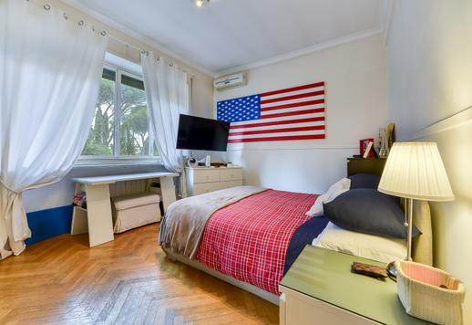 Dimora di straordinaria luminosità con affacci sul verde e due splendidi terrazzi con vicinanza strategica ai principali nuclei della capitale. Image 9