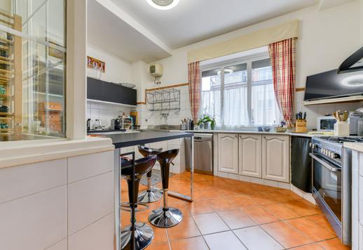 Dimora di straordinaria luminosità con affacci sul verde e due splendidi terrazzi con vicinanza strategica ai principali nuclei della capitale. Image 6