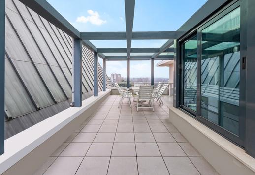 Elegant residence of approximately 155 gross square meters with a habitable terrace, high-quality communal services and a private garage in one of the most private neighborhoods of the city. Image 9