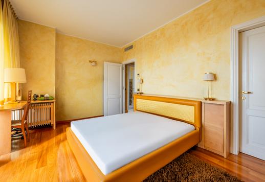 Elegant residence of approximately 155 gross square meters with a habitable terrace, high-quality communal services and a private garage in one of the most private neighborhoods of the city. Image 4