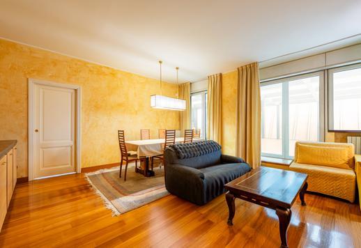 Elegant residence of approximately 155 gross square meters with a habitable terrace, high-quality communal services and a private garage in one of the most private neighborhoods of the city. Image 1