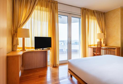 Elegant residence of approximately 155 gross square meters with a habitable terrace, high-quality communal services and a private garage in one of the most private neighborhoods of the city. Image 5