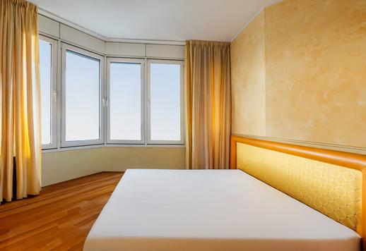 Elegant residence of approximately 155 gross square meters with a habitable terrace, high-quality communal services and a private garage in one of the most private neighborhoods of the city. Image 6