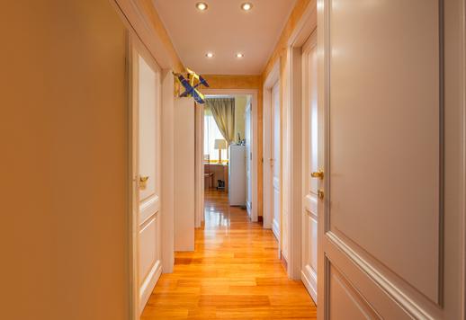 Elegant residence of approximately 155 gross square meters with a habitable terrace, high-quality communal services and a private garage in one of the most private neighborhoods of the city. Image 3