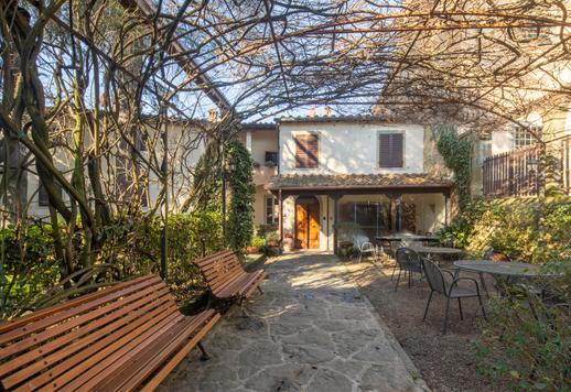 Woning van circa 1.000 m² bruto met eenentwintig slaapkamers, een privétuin en historische zalen, met uitzicht op het centrale plein van het bekende middeleeuwse centrum van Casentino. Image 6