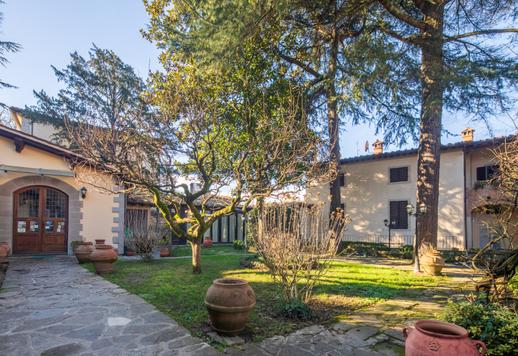 Woning van circa 1.000 m² bruto met eenentwintig slaapkamers, een privétuin en historische zalen, met uitzicht op het centrale plein van het bekende middeleeuwse centrum van Casentino. Image 5