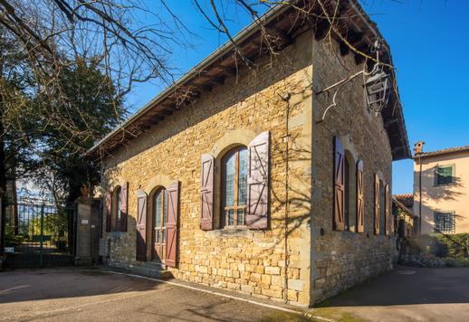 Woning van circa 1.000 m² bruto met eenentwintig slaapkamers, een privétuin en historische zalen, met uitzicht op het centrale plein van het bekende middeleeuwse centrum van Casentino. Image 4