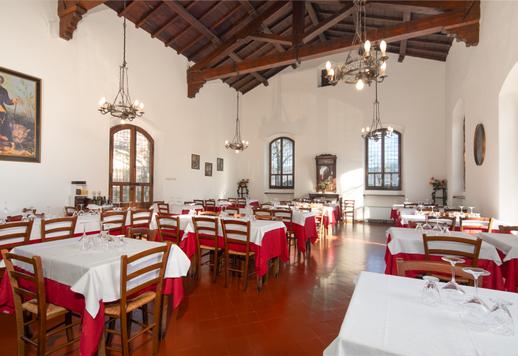 Woning van circa 1.000 m² bruto met eenentwintig slaapkamers, een privétuin en historische zalen, met uitzicht op het centrale plein van het bekende middeleeuwse centrum van Casentino. Image 8