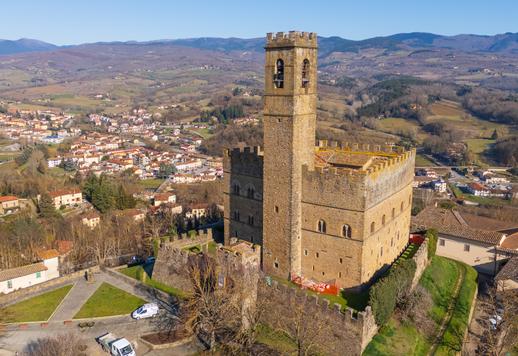 Woning van circa 1.000 m² bruto met eenentwintig slaapkamers, een privétuin en historische zalen, met uitzicht op het centrale plein van het bekende middeleeuwse centrum van Casentino. Image 2
