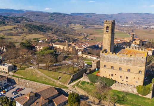 Woning van circa 1.000 m² bruto met eenentwintig slaapkamers, een privétuin en historische zalen, met uitzicht op het centrale plein van het bekende middeleeuwse centrum van Casentino. Image 1