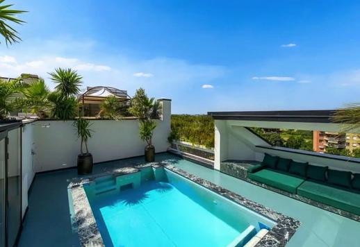 享有全景視野的豪華頂樓公寓,設有露臺和私人泳池 Image 6