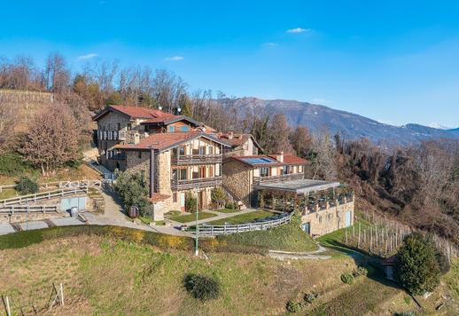 Esclusiva struttura agrituristica circondata da 10 ettari di proprietà tra vigneti storici, oliveto e bosco naturale. Image 1