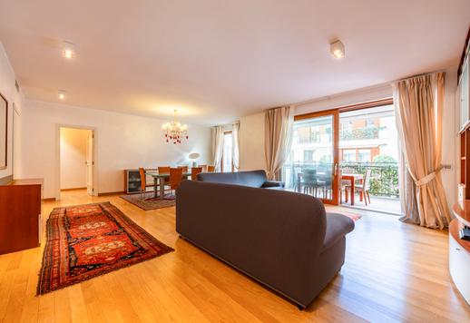 All’angolo tra via Solferino e via della Moscova, questo appartamento è in vendita con terrazzo, balcone, cantina e garage doppio Image 2