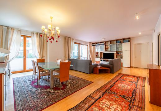 All’angolo tra via Solferino e via della Moscova, questo appartamento è in vendita con terrazzo, balcone, cantina e garage doppio Image 1