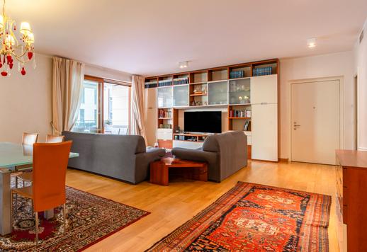 All’angolo tra via Solferino e via della Moscova, questo appartamento è in vendita con terrazzo, balcone, cantina e garage doppio Image 3