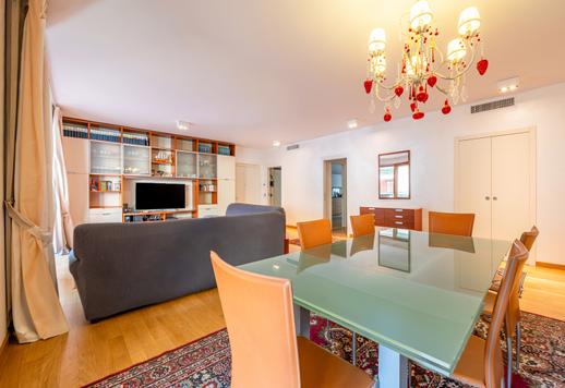 All’angolo tra via Solferino e via della Moscova, questo appartamento è in vendita con terrazzo, balcone, cantina e garage doppio Image 5