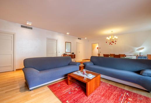 All’angolo tra via Solferino e via della Moscova, questo appartamento è in vendita con terrazzo, balcone, cantina e garage doppio Image 6