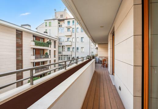 All’angolo tra via Solferino e via della Moscova, questo appartamento è in vendita con terrazzo, balcone, cantina e garage doppio Image 9