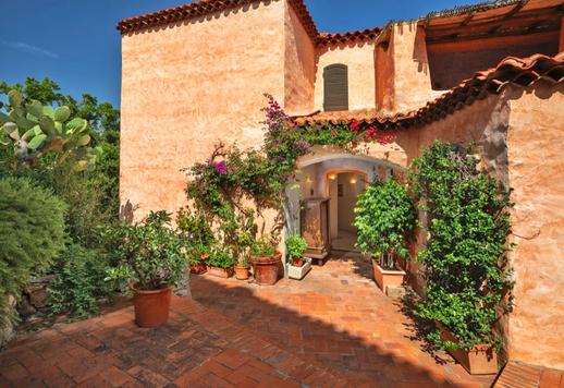 En el distrito más exclusivo de la Costa Esmeralda, un elegante apartamento con vistas al Puerto Viejo, terraza panorámica y acceso directo a la vida de lujo de Porto Cervo. Image 3