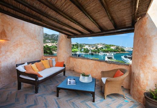 En el distrito más exclusivo de la Costa Esmeralda, un elegante apartamento con vistas al Puerto Viejo, terraza panorámica y acceso directo a la vida de lujo de Porto Cervo. Image 2