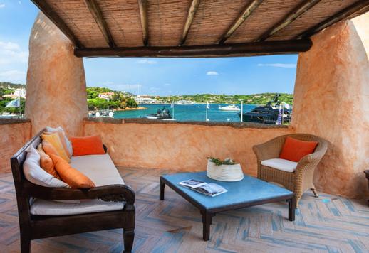 En el distrito más exclusivo de la Costa Esmeralda, un elegante apartamento con vistas al Puerto Viejo, terraza panorámica y acceso directo a la vida de lujo de Porto Cervo. Image 1