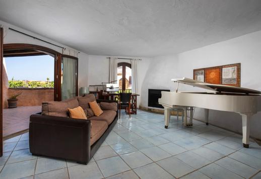 En el distrito más exclusivo de la Costa Esmeralda, un elegante apartamento con vistas al Puerto Viejo, terraza panorámica y acceso directo a la vida de lujo de Porto Cervo. Image 4