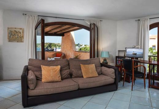 En el distrito más exclusivo de la Costa Esmeralda, un elegante apartamento con vistas al Puerto Viejo, terraza panorámica y acceso directo a la vida de lujo de Porto Cervo. Image 5