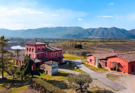 Körülbelül 700 négyzetméteres, tekintélyes vidéki birtok korabeli épülettel, panorámás úszómedencével, étteremmel, minősített farmal és több mint 30 hektárnyi magánterülettel. Image 6