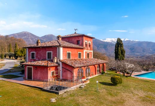 Körülbelül 700 négyzetméteres, tekintélyes vidéki birtok korabeli épülettel, panorámás úszómedencével, étteremmel, minősített farmal és több mint 30 hektárnyi magánterülettel. Image 2